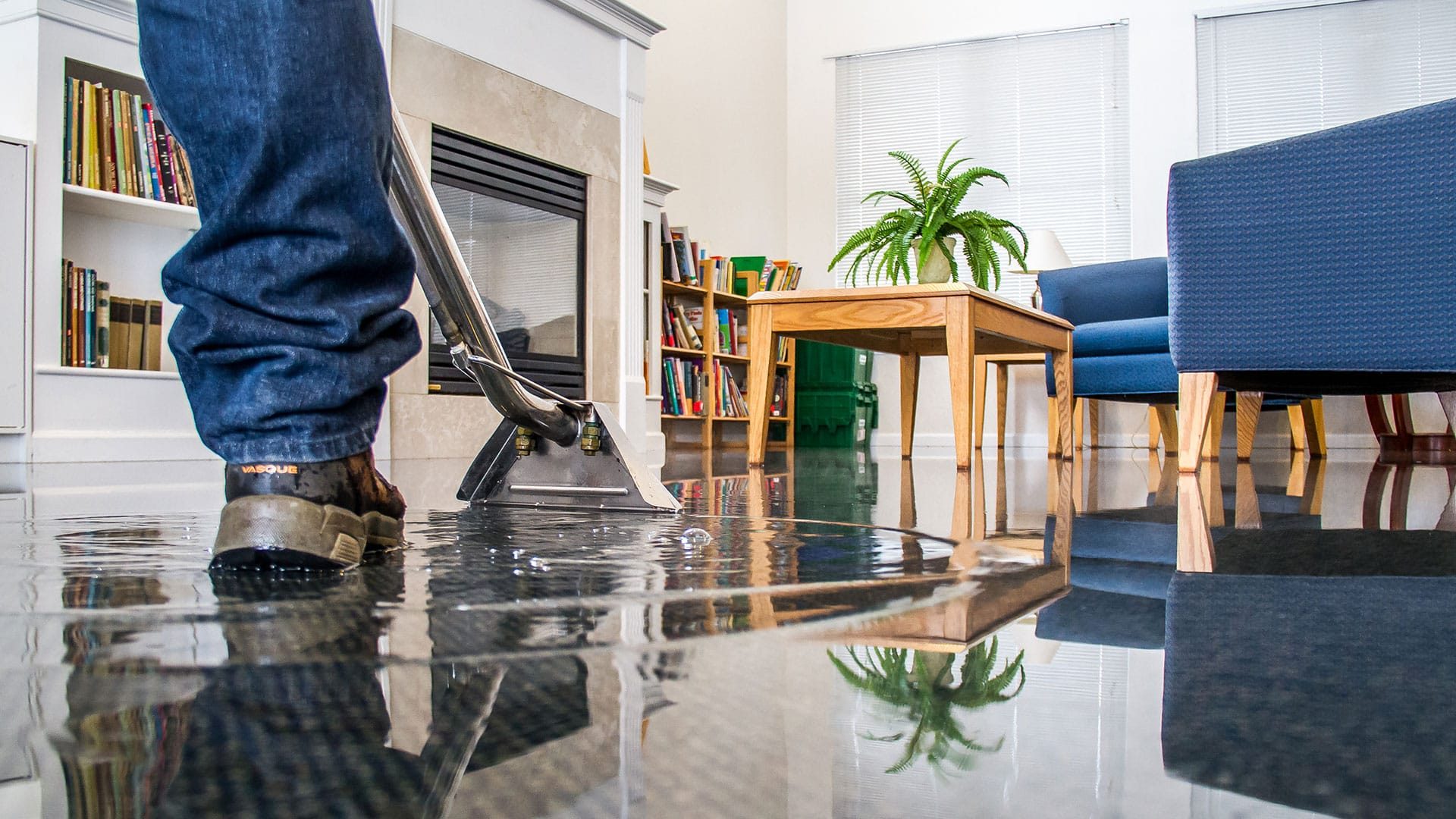 Professional water extraction from flooded living room in Oregon